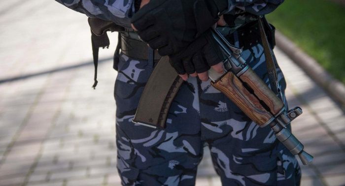 Полицейский забыл автомат в кафе в Астане. Его уволили, а забравшего оружие осудили 