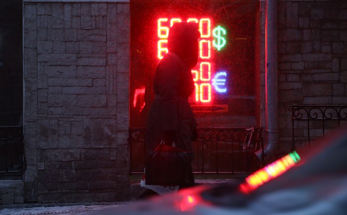 Рубль упал к доллару и евро после сообщений о новых санкциях США 