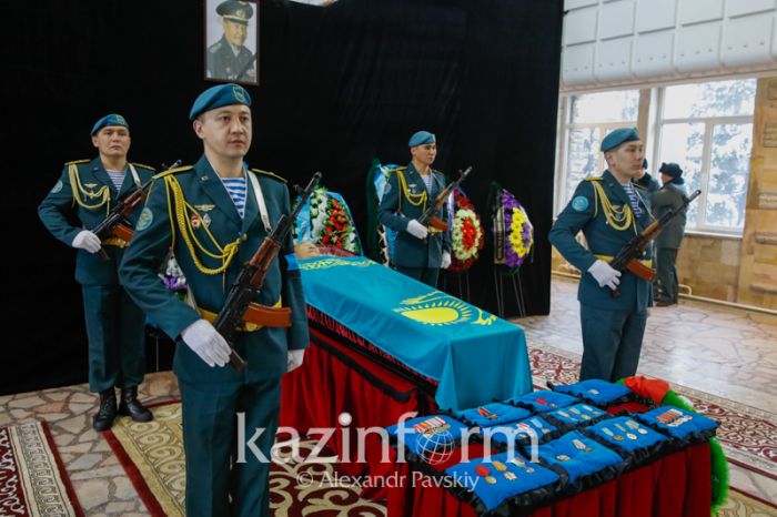 С легендарным Кара майором прощаются в Алматы 