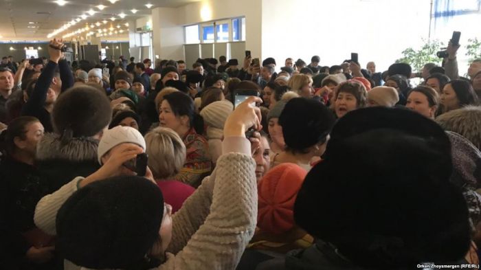 Многодетные матери сорвали выступление чиновников в Астане 