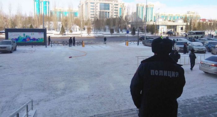 Мужчина угрожает взорвать самодельную бомбу в центре Астаны 