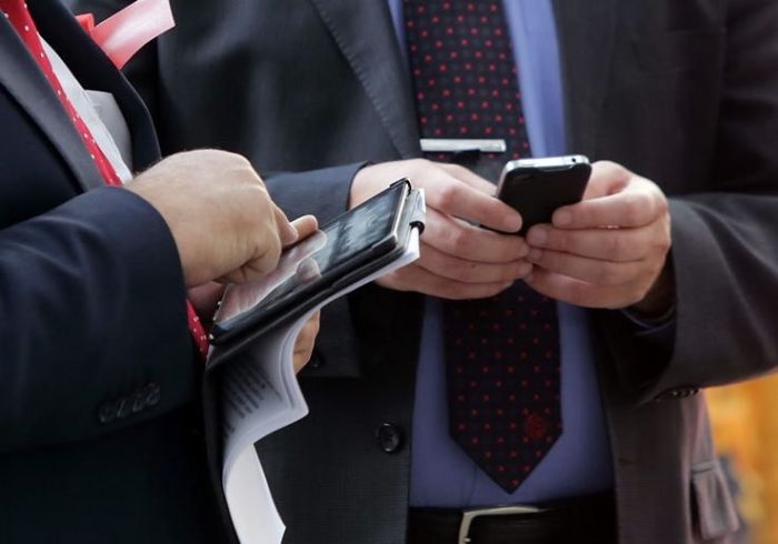 В этом году решим - Абаев о возврате смартфонов госслужащим в Казахстане 