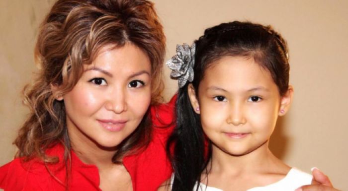 "Вставлял палки в колеса". Мама Бибисары Асаубаевой сделала заявление 