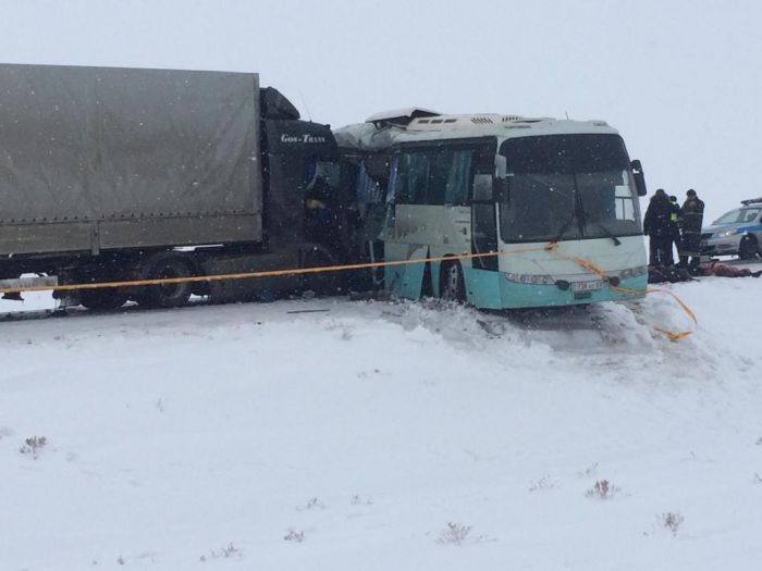 На трассе Атырау-Уральск столкнулись грузовик и автобус: три пассажира погибли, 20 ранены