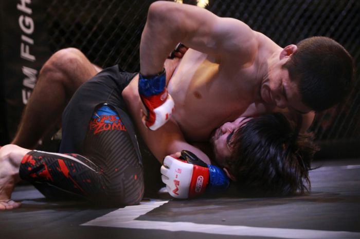 Парни бились один на один 