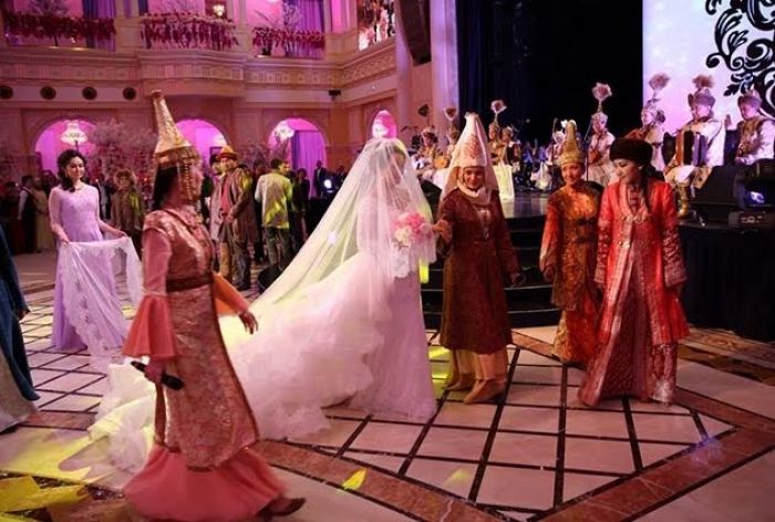 ​Казахстанцам придется отчитываться в налоговой о свадебных подарках