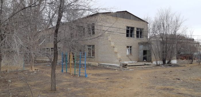 Бывшие садик и военкомат стали «приютом» для алкашей