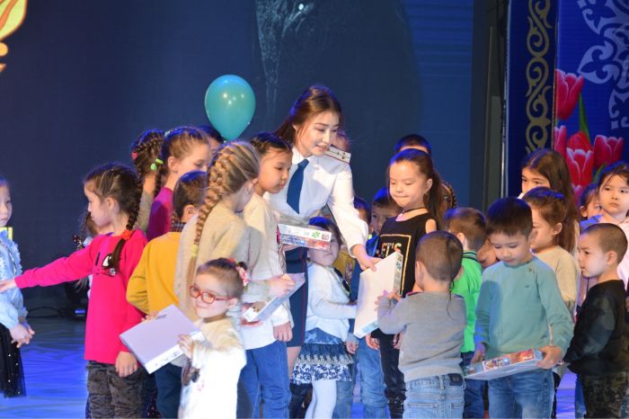 Полицейские спели для детей