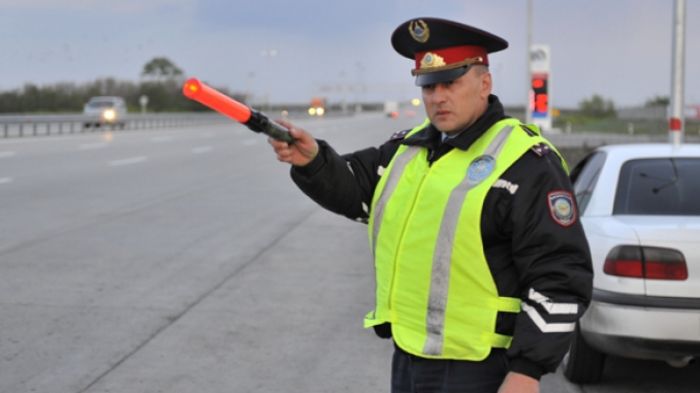 Депутаты предлагают вернуть жезлы полицейским 