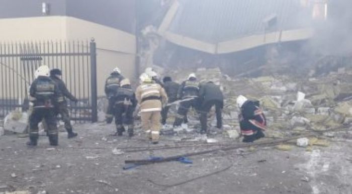 Обрушение здания в Астане: спасатели ищут человека под завалами