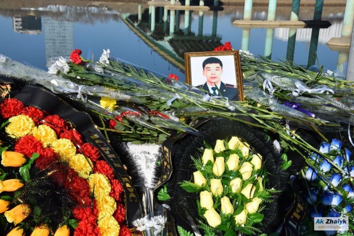 В Атырау полицейский погиб, спасая самоубийцу