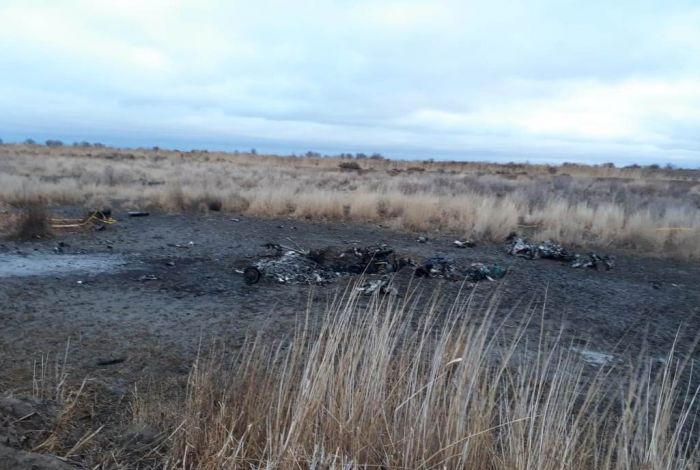 Работу спасателей осложняет то, что вертолёт упал в болотистую местность 