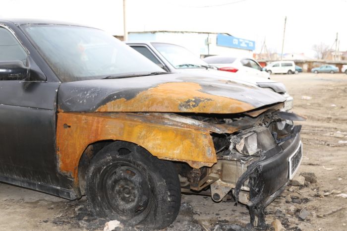 Строго автомобильная «пиромания» строго в одном дворе 