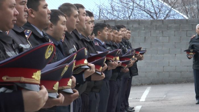 Полицейские Алматы почтили память погибшего в Атырау коллеги 