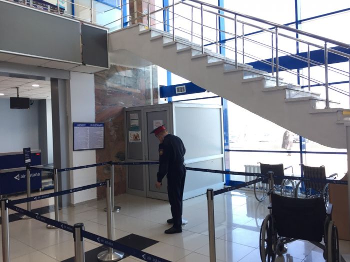 Полицейский, стрельнувший в аэропорту Атырау, ранее получил медаль «За мужество»