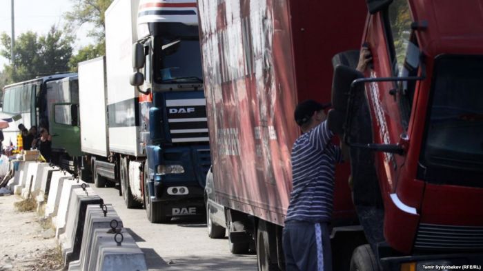 На казахстанско-кыргызской границе скопилось более 200 грузовиков из Кыргызстана