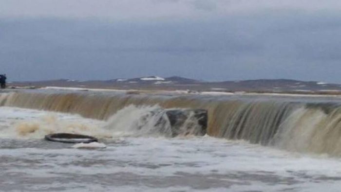 Плотину прорвало в Акмолинской области. Вода движется к Кокшетау