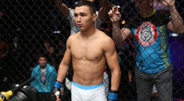 Появилось видео победного боя казахстанца со сломанной рукой 