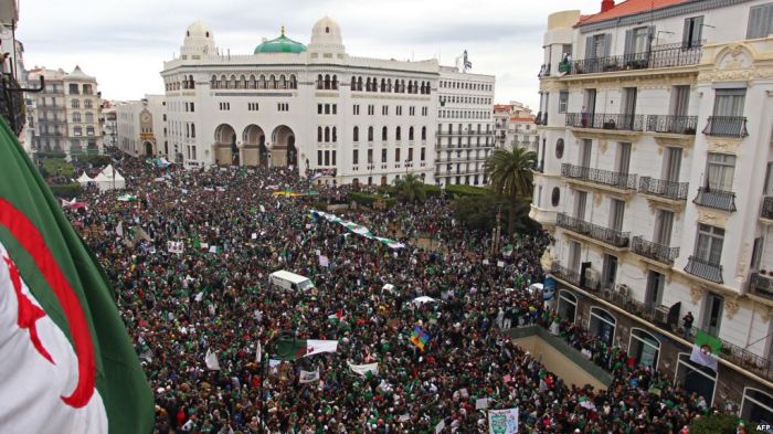 В Алжире назначено переходное правительство