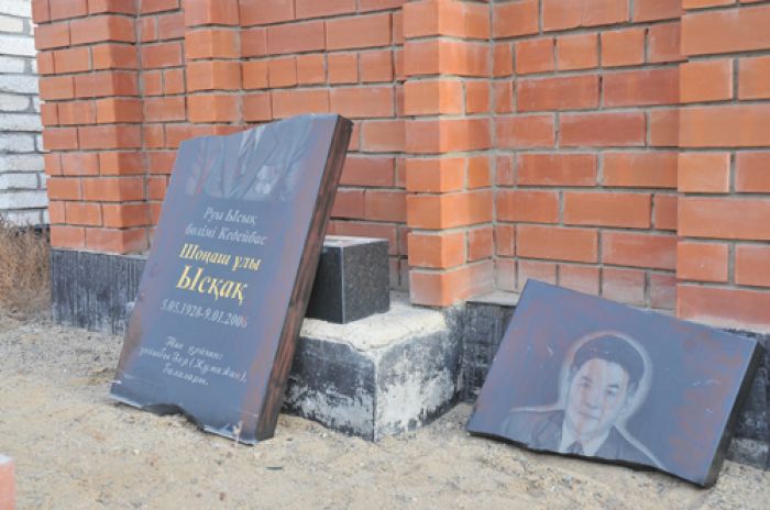 Осквернены могилы на двух мусульманских кладбищах Атырау (обновлено)