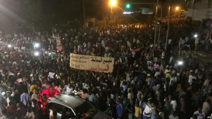 В Судане военные окружили президентский дворец