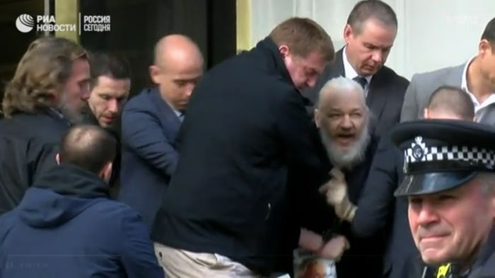 Ассанжа арестовали в Лондоне. Видео задержания 