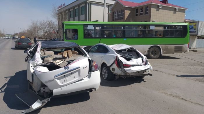 Слетевшая крыша пятиэтажки в Атырау чудом никого не прибила