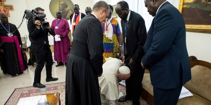 Папа Римский во имя мира поцеловал ноги политикам Южного Судана