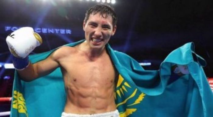 Казахстанец Жанибек Алимханулы уверенно выиграл титулы чемпиона WBO и WBC