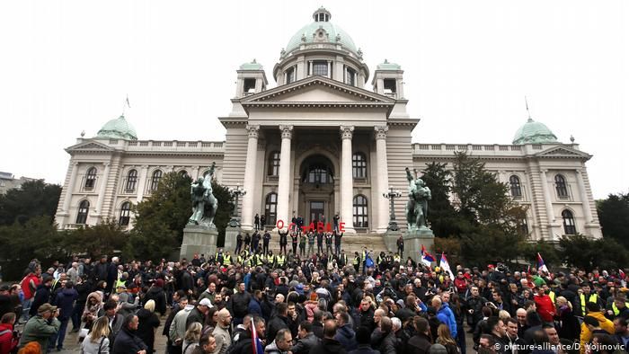 Протестующие в Белграде потребовали отставки президента Сербии Вучича