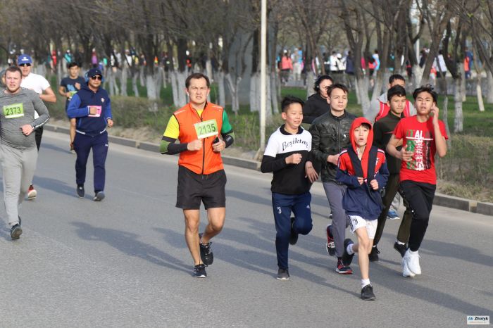 Атырауский астраханец, мужчина в юбке и женщина с коляской