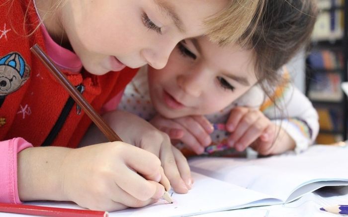 Должны ли дети идти в школу с шести лет, рассказала глава МОН 