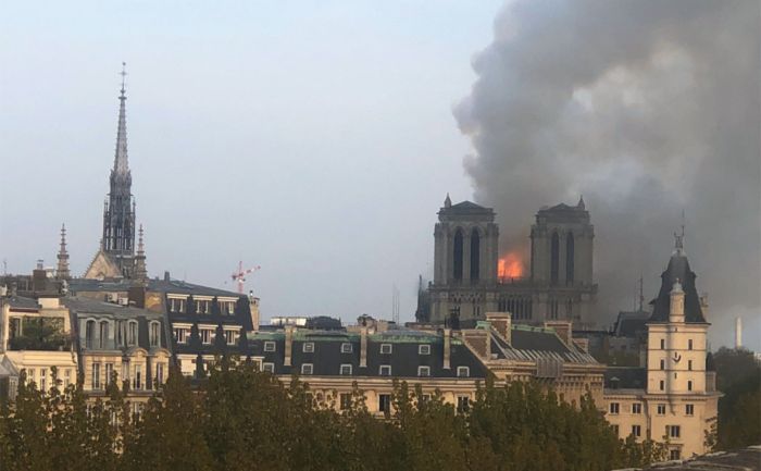 В Париже загорелся собор Парижской Богоматери