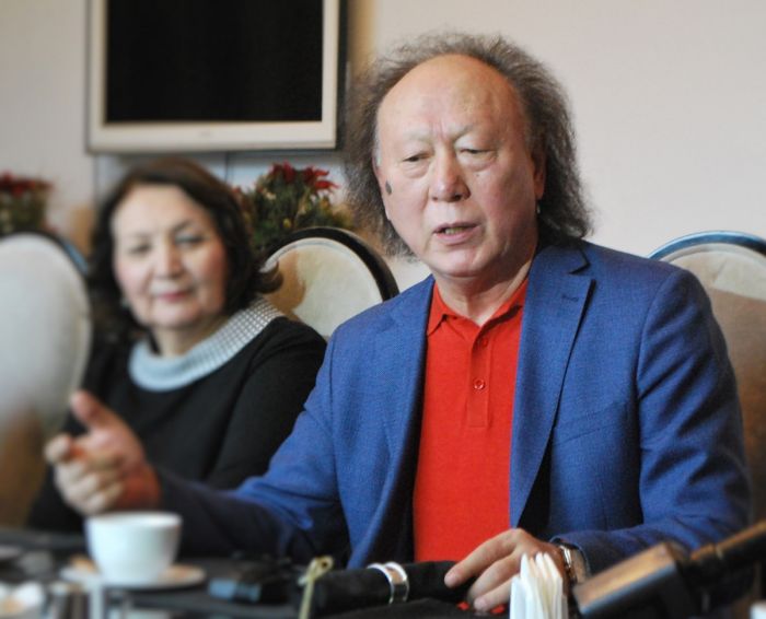 Солист "Дос-Мукасан" ударил сотрудницу "Эйр Астаны" 