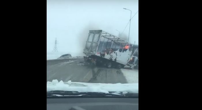 На доссорской трассе столкнулись «газель», автобус и минивэн, один человек погиб 