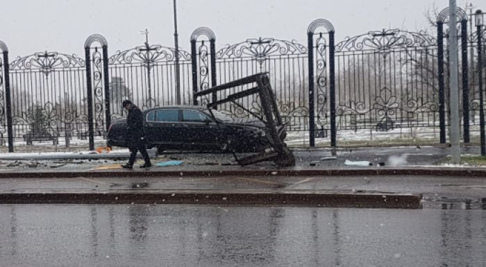 Bentley снес остановку в Нур-Султане 