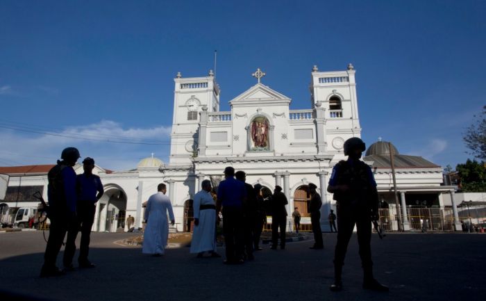 Число жертв взрывов на Шри-Ланке достигло 290 
