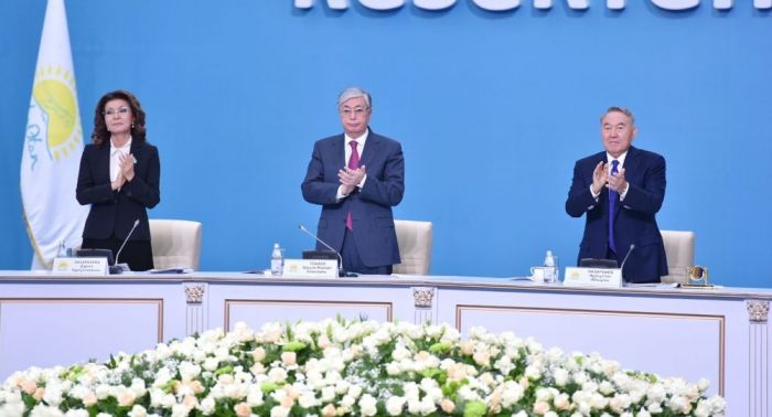 Назарбаев вытирает слезы? В Сети появилось видео со съезда Nur Otan 