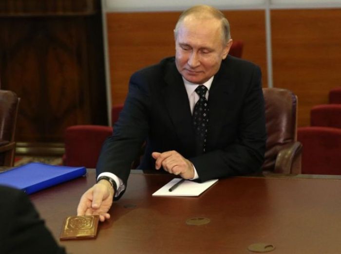 Жителям ЛНР и ДНР облегчили получение российских паспортов. Что это значит? 