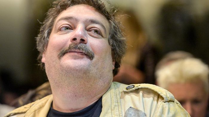 Писатель Дмитрий Быков назвал отравление причиной своей госпитализации