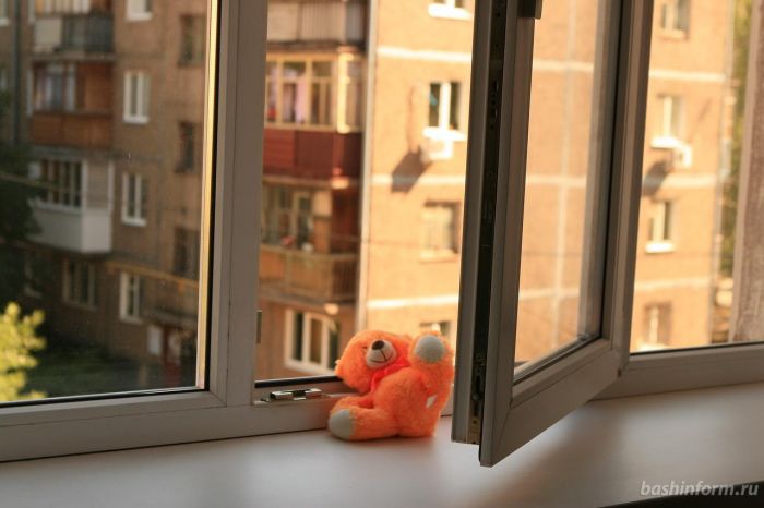 Две девочки выпали из окна, одна погибла 