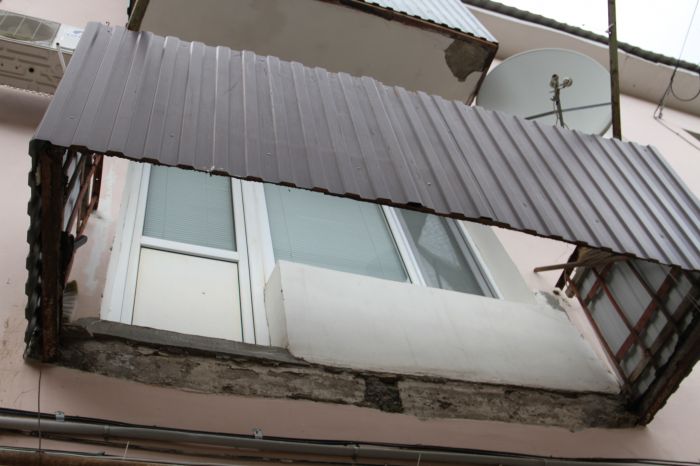 Балкон с жильцами обвалился в одном из домов Уральска 