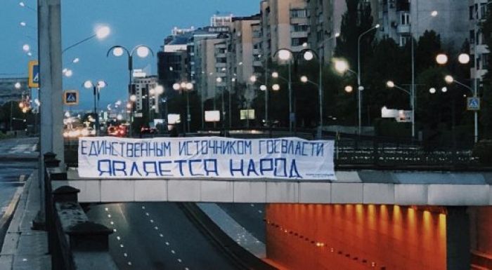 Плакат на мосту в Алматы: Романа Захарова освободили 