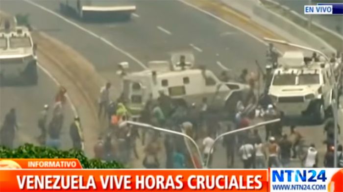 Лидер венесуэльской оппозиции призвал военных "покончить с узурпацией" власти в стране 