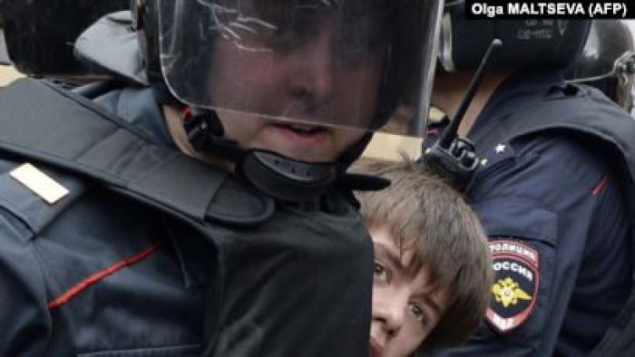 На первомайских акциях в России задержали более ста человек