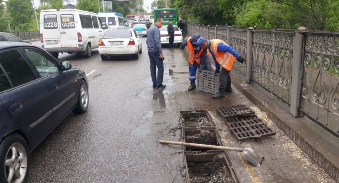 В Алматы крышка люка пробила днище автобуса и травмировала пассажирку 