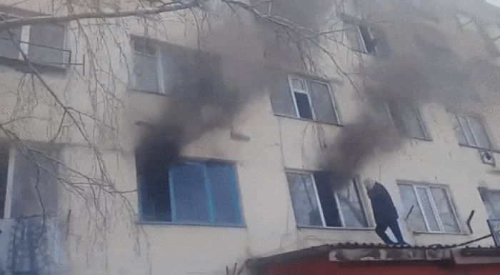 Женщина выпрыгнула из окна во время пожара в Нур-Султане 