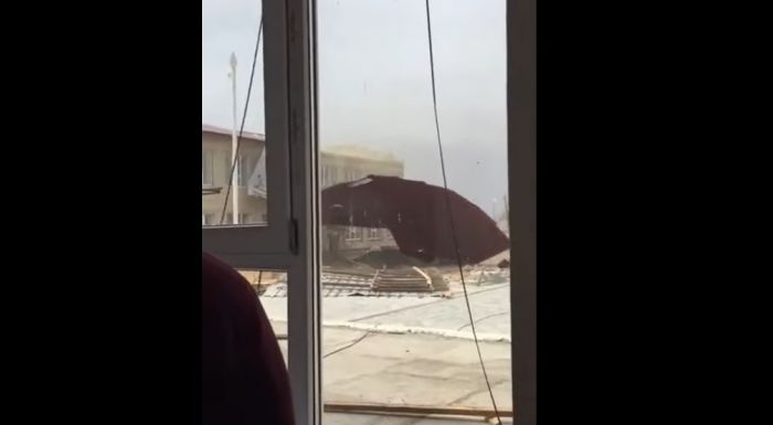 Ветер сорвал «недобросовестную» крышу сельской школы в Курмангазинском районе 