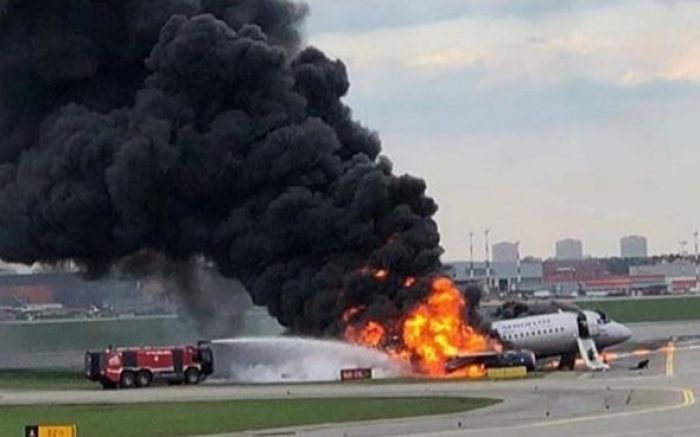 Появилось видео из салона загоревшегося в Шереметьево самолета 