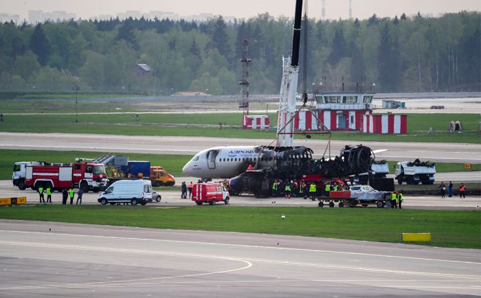 СМИ опубликовали расшифровку переговоров пилотов SSJ100 с диспетчерами 